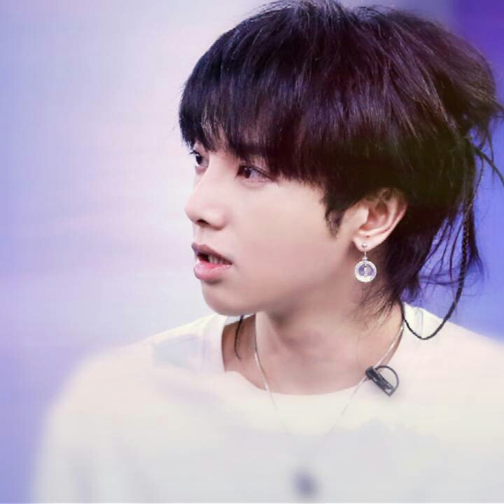 主唱却不满足于此,渐渐用力,舌头狠狠撬开他的牙关,长驱直入,卷卷感觉