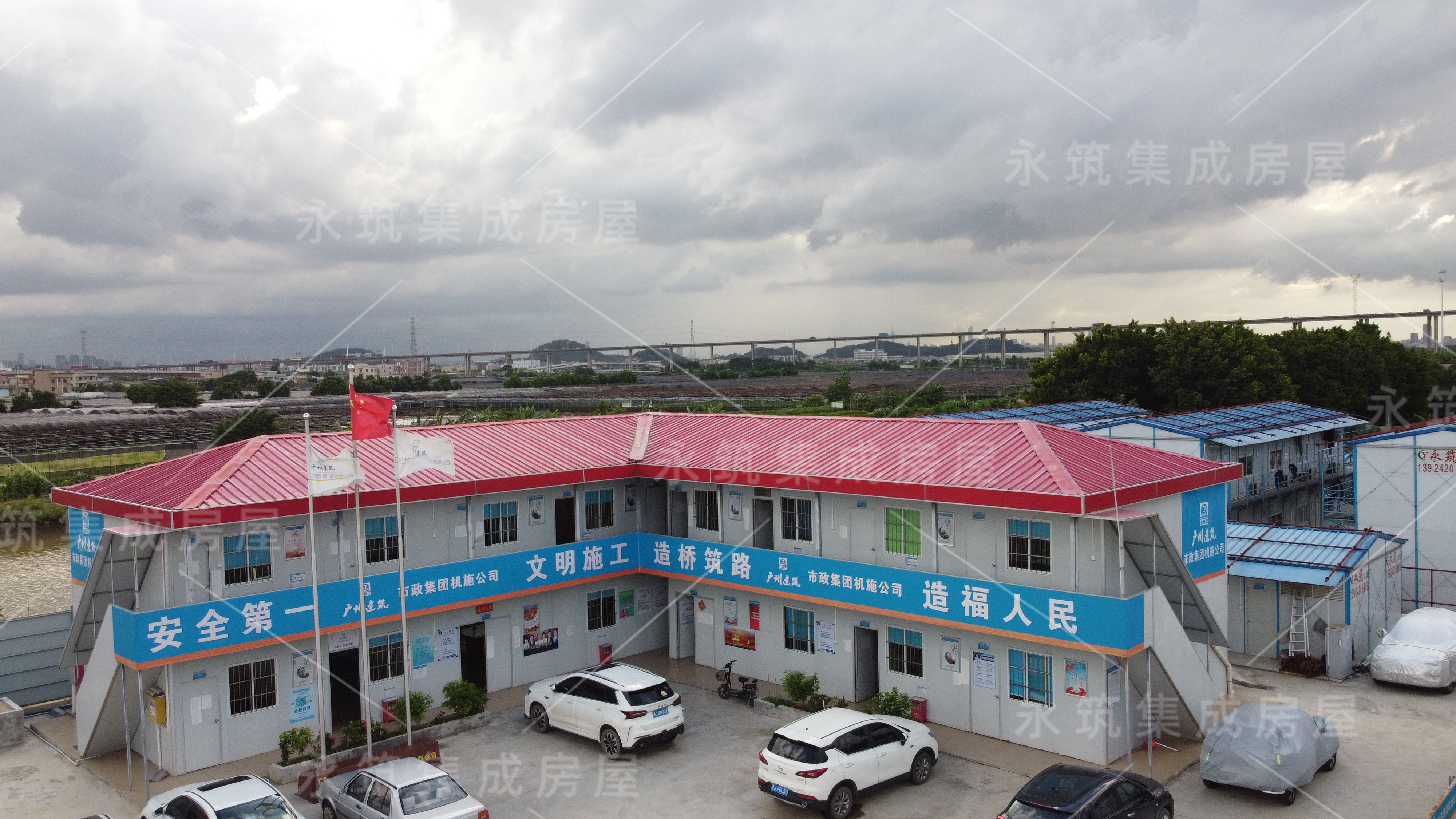 一类是工地施工临时活动板房,主要是建设成项目部办公室,会议室,工人