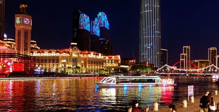 海河是贯穿天津市区的一条河流,出了天津站就是游船码头,可登船游览.