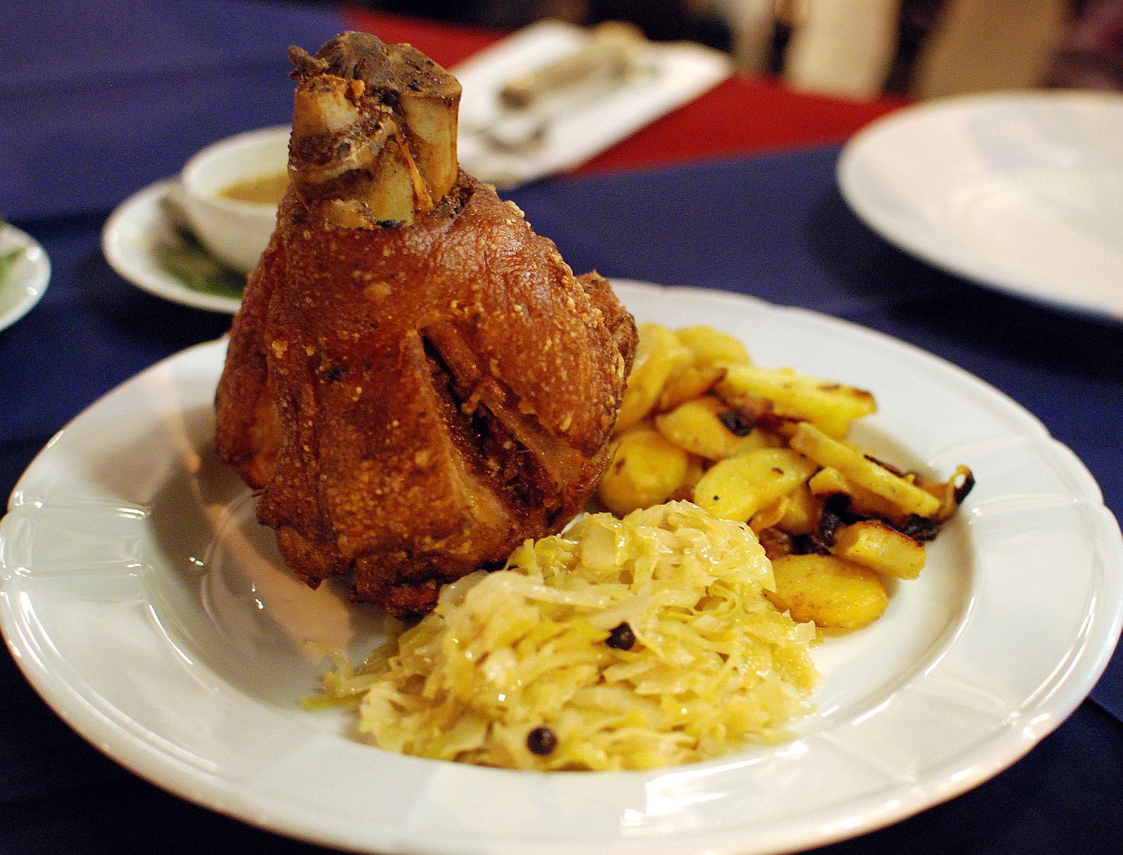德国猪肘(图源:维基百科"schweinhaxe"页面)