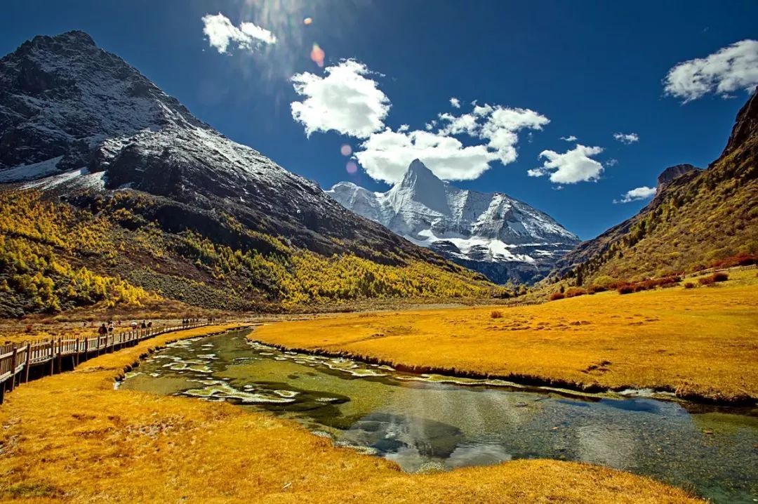 圣山圣湖簇拥下的亚丁美的不像话川西自驾游旅行之稻城亚丁