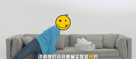 一脚踢开一个装着af1的箱子