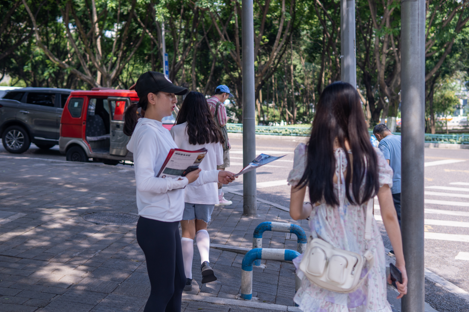 小姐姐给小姐姐发传单