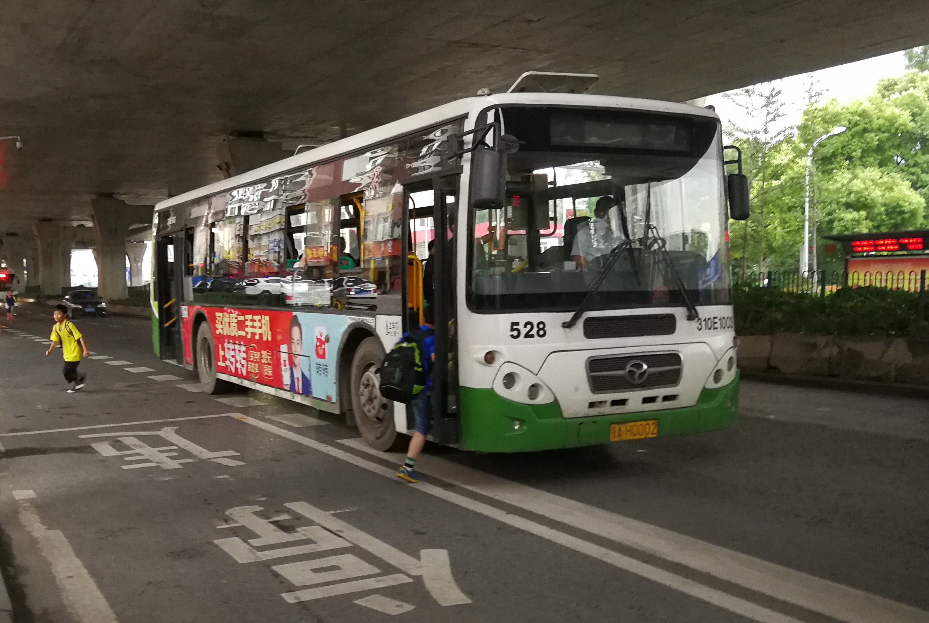 武汉的老式非空调公交车