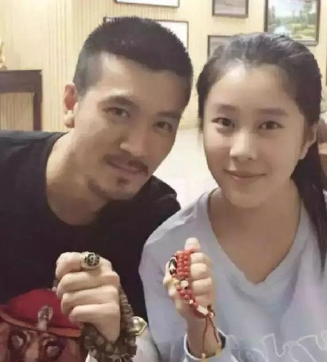 最开始提到的杨子女儿 因为脸型偏长 看起来就要比实际年龄大