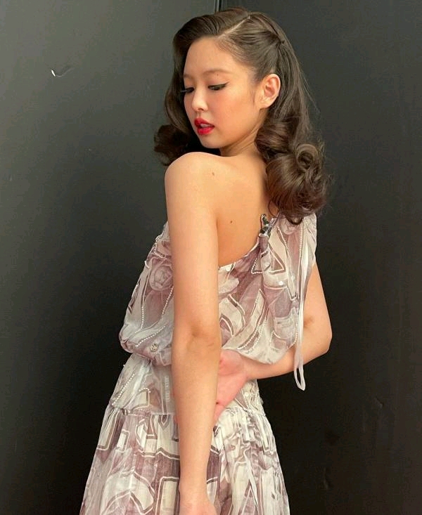 jennie戴香奈儿皇冠成宠儿,烈焰红唇致敬赫本 ,猫系女神 !