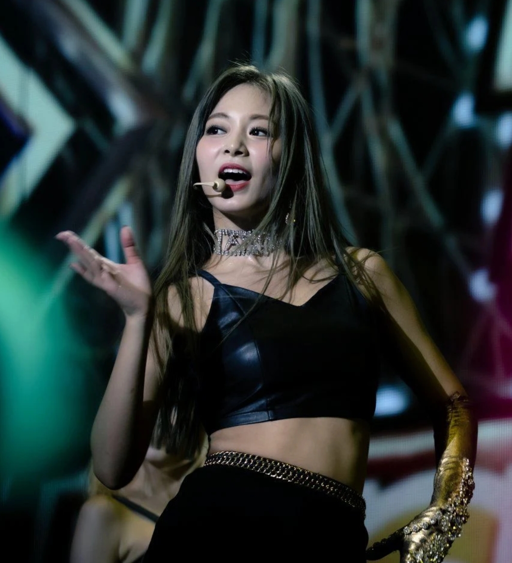 twice的周子瑜tzuyu是有着完美身材视觉效果女团偶像女孩,往常种种