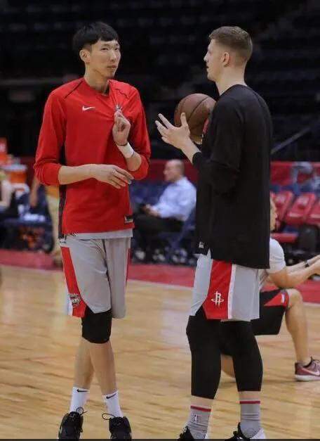 和周琦相比,林书豪的年龄更 豪还在为重返nba付出
