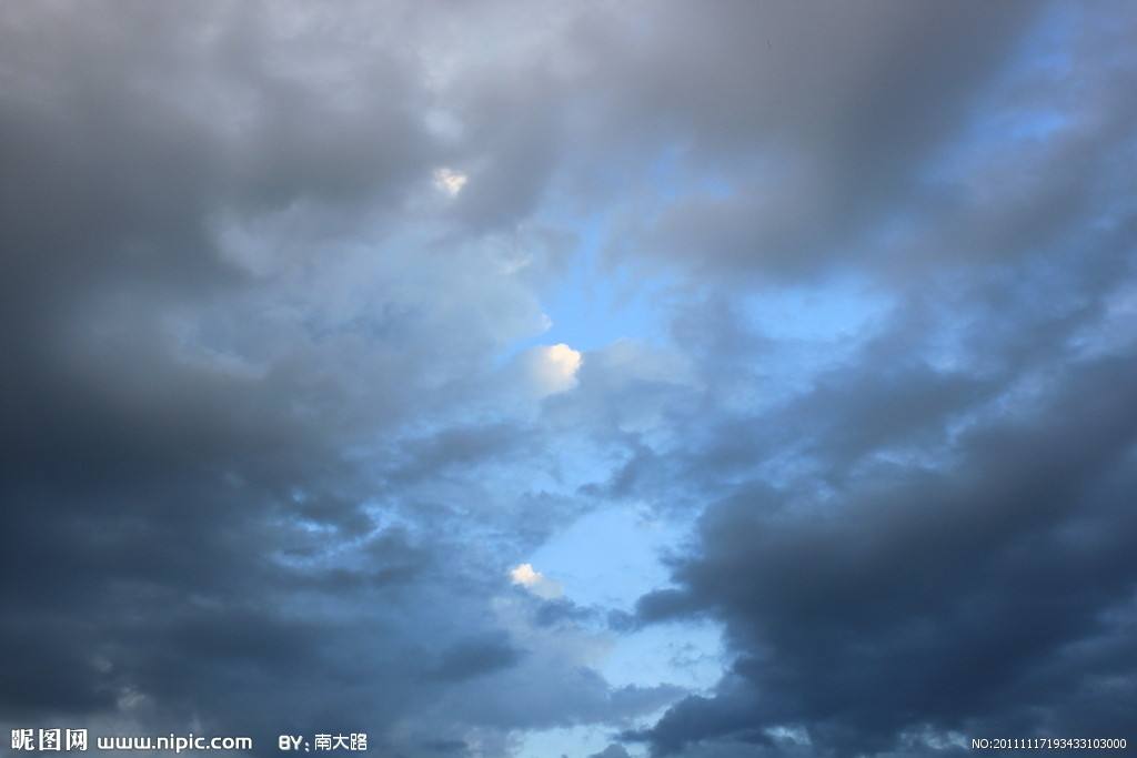 即将灰暗的天空
