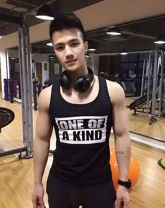肌肉小哥颜值爆表刷爆朋友圈, 长腿男神了解一下!