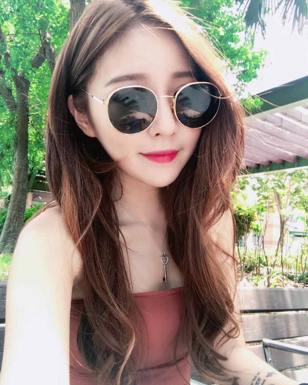 李燕,台湾正妹,网店店主兼网拍模特,颜值加上身材,真的只有完美可以