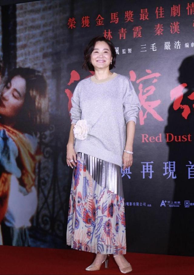 林青霞写信致敬一线英雄,65岁的她依然美丽,穿搭更是优雅大方