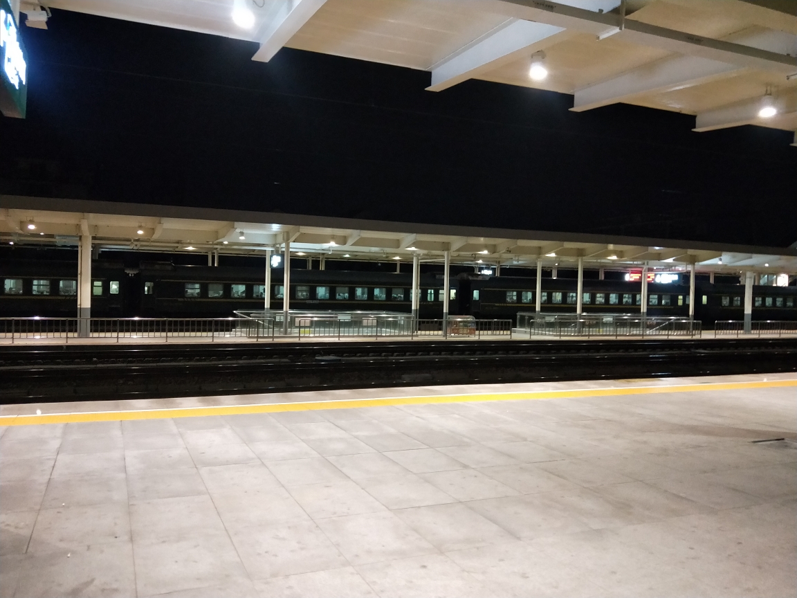 德州站站台夜景,改造完晚上还是挺亮的