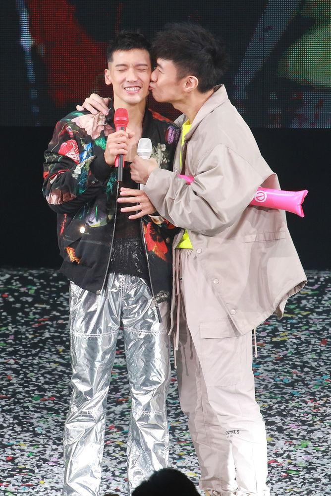 关智斌获张敬轩古巨基亲脸与容祖儿twins连环亲