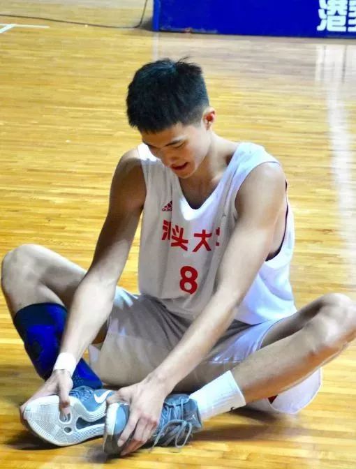 全能体育生:2米高、大长腿还能开飞机!