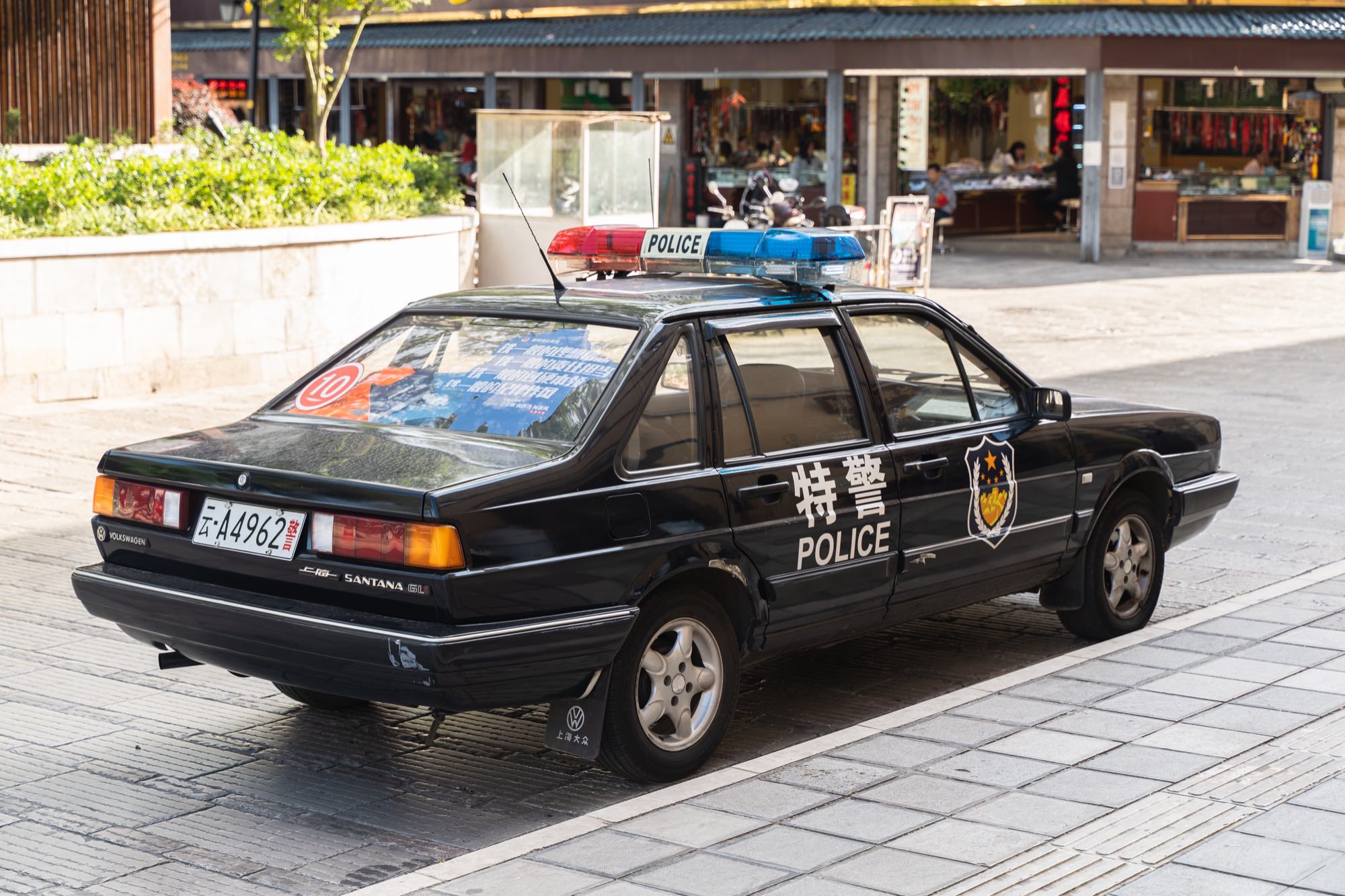 比较神奇的是,居然发现一代神车桑塔纳2000,云南特警居然还在用这个.