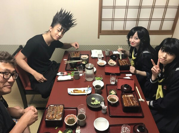 【新闻】桥本环奈和乃木坂46若月佑美太妹坐姿!报告「我是大哥大」开拍