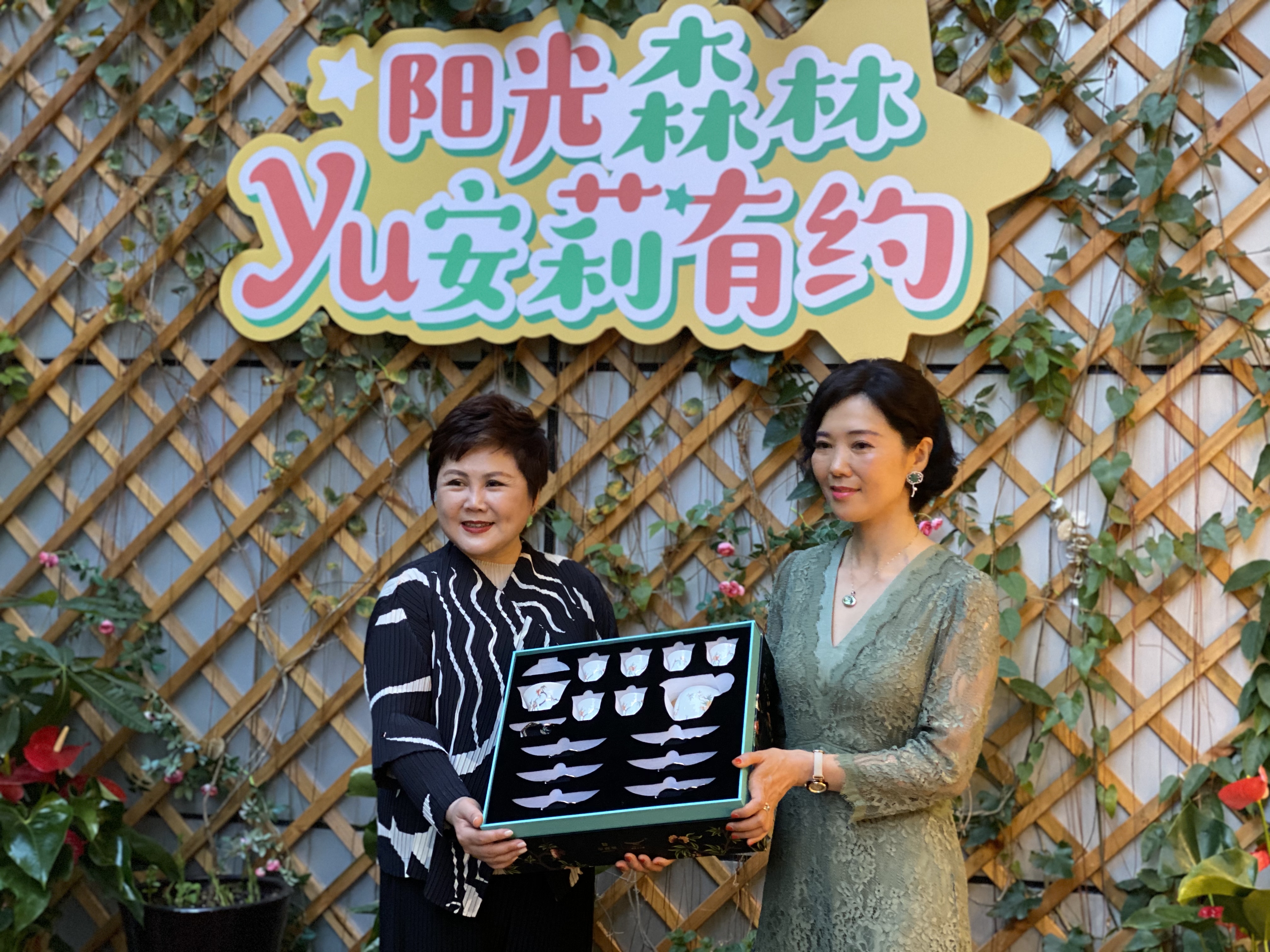 左:安利中国总裁 余放                    右:阳光森林品牌创始人:黄