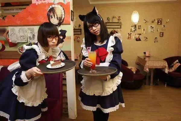属于专门的场所（如咖啡厅），与前来消费的顾客并无任何形式上的关系。这些cosplay成女仆的服务生在某种程度上会将顾客当做“雇主”（主人）来对