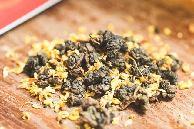 夏天的冷泡茶,开在杯中的花
