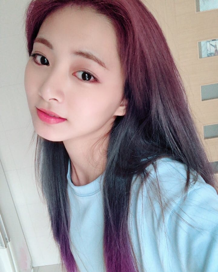 子瑜换了紫色和蓝灰色头发