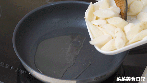 起锅加入2大勺食用油,烧至五六成热,放入蒸熟的山药平铺,中火煎至金黄