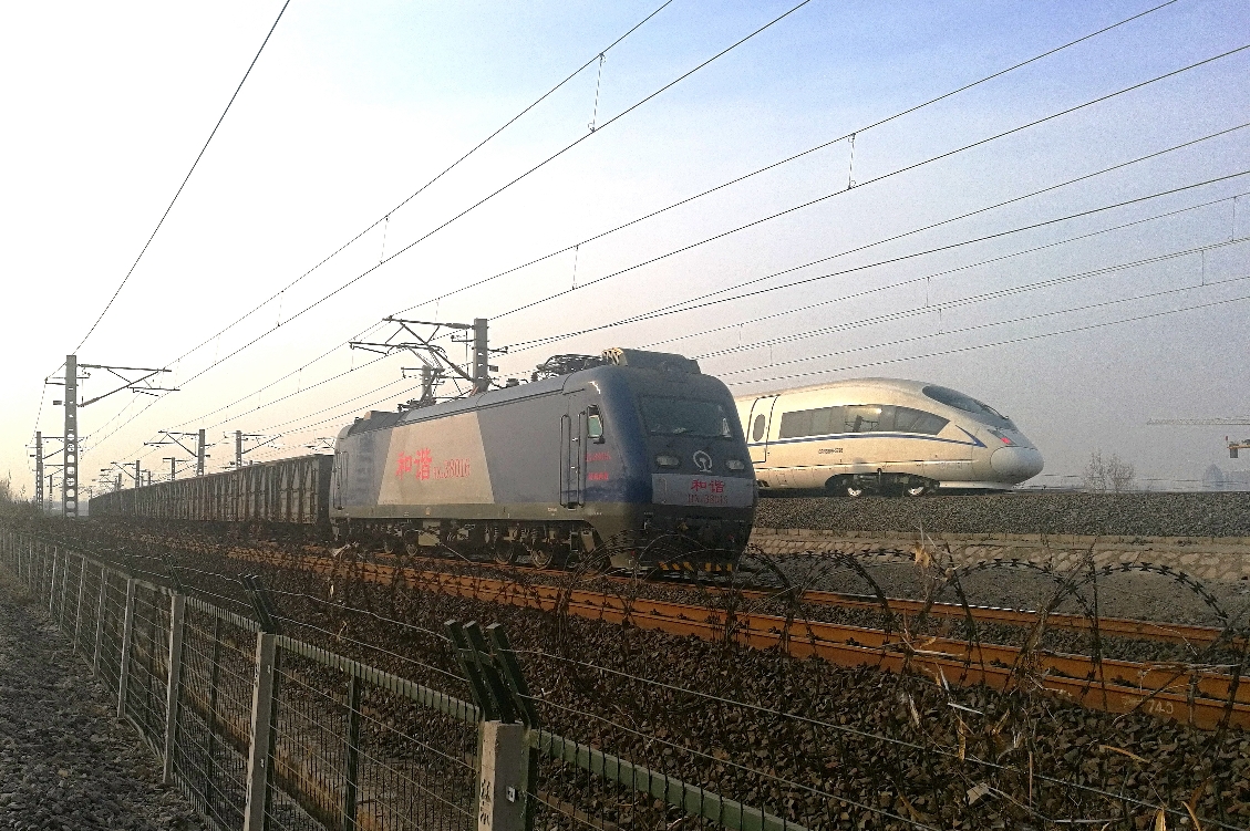 嗯，既有线和客专最常见的车同框了(●—●)z272/3，只拍到一个屁股|･ω･