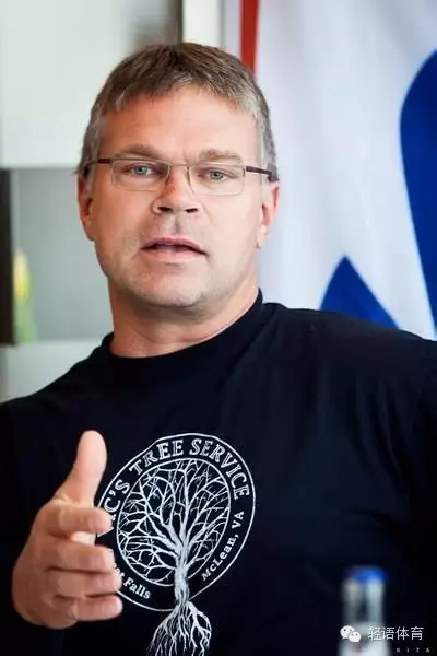 战屡胜,不可一世,直至败给高他一个体重级别的俄罗斯腕力美男子alexey
