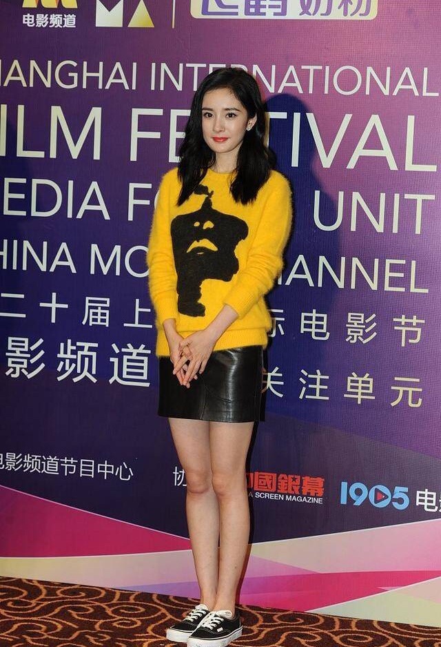 杨幂最近出席活动现场,穿搭风格和以前大不一样.