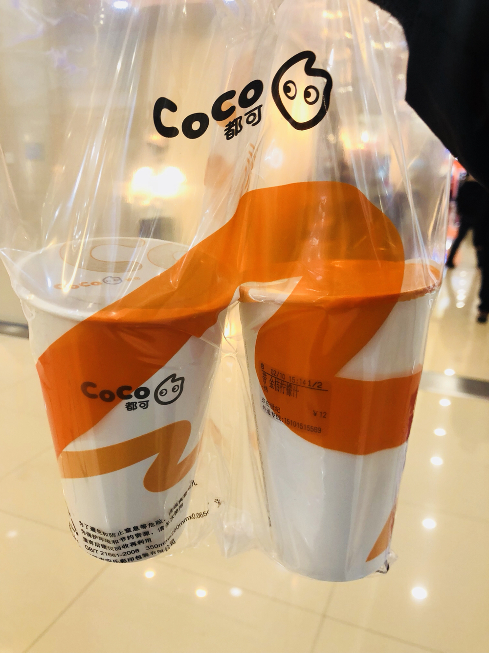 看电影时,喝的奶茶三兄弟