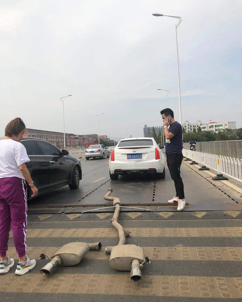 搞笑gif图:年轻的凯迪拉克发生事故,导致其肠子流出
