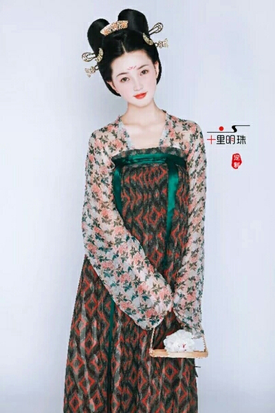 红色舞剑汉服怎么穿搭,红色舞剑汉服怎么穿搭好看