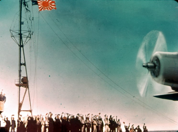 一架日本战斗机准备从 zuikaku 瑞鹤号(或是 shokaku 翔鹤号)航母上
