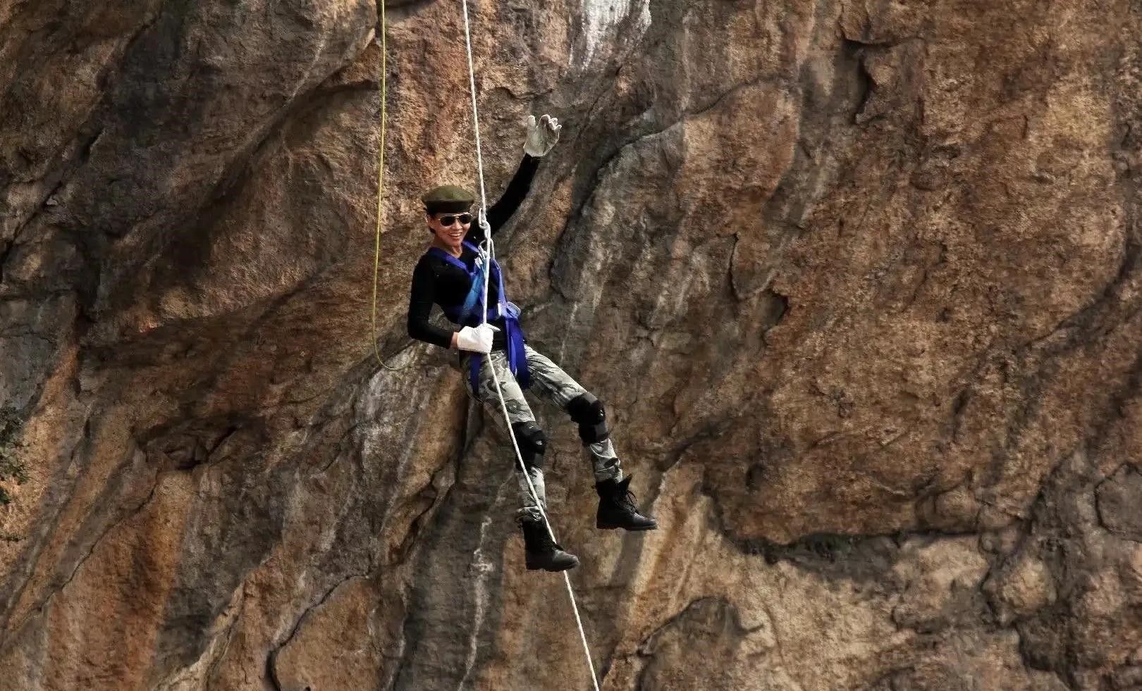 悬崖速降是类似于蹦极、攀岩、赛车等项目的极限运动。利用山体自然落差