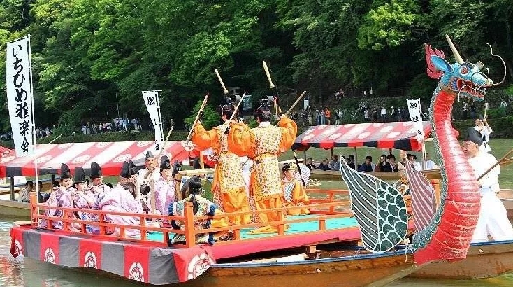 三船祭始於1928年,是为纪念昭和天皇即位的祭典.