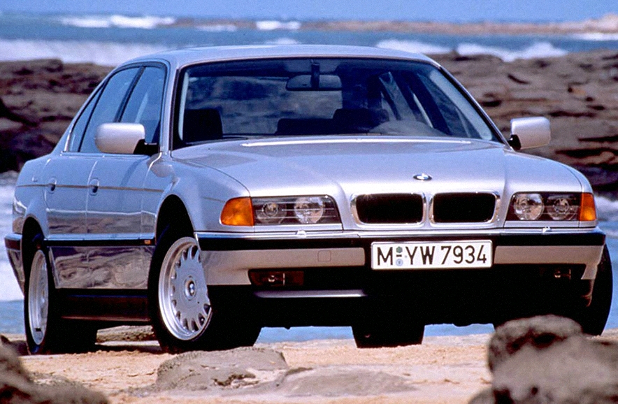 klaus ludwig驾驶bmw 740i1994款带着拉克丝克莱因前往奥地利斯皮尔堡