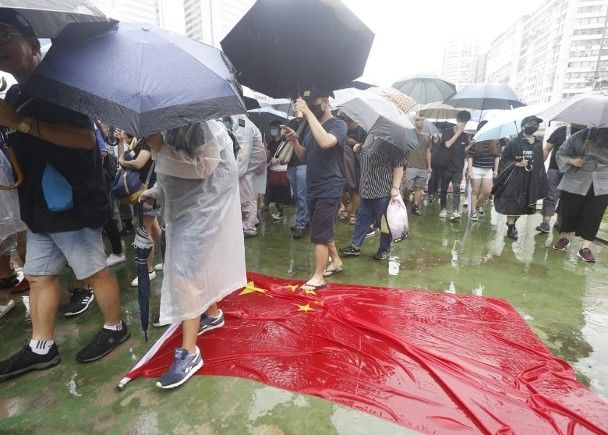 (国旗被踩踏,图源:香港"东网")