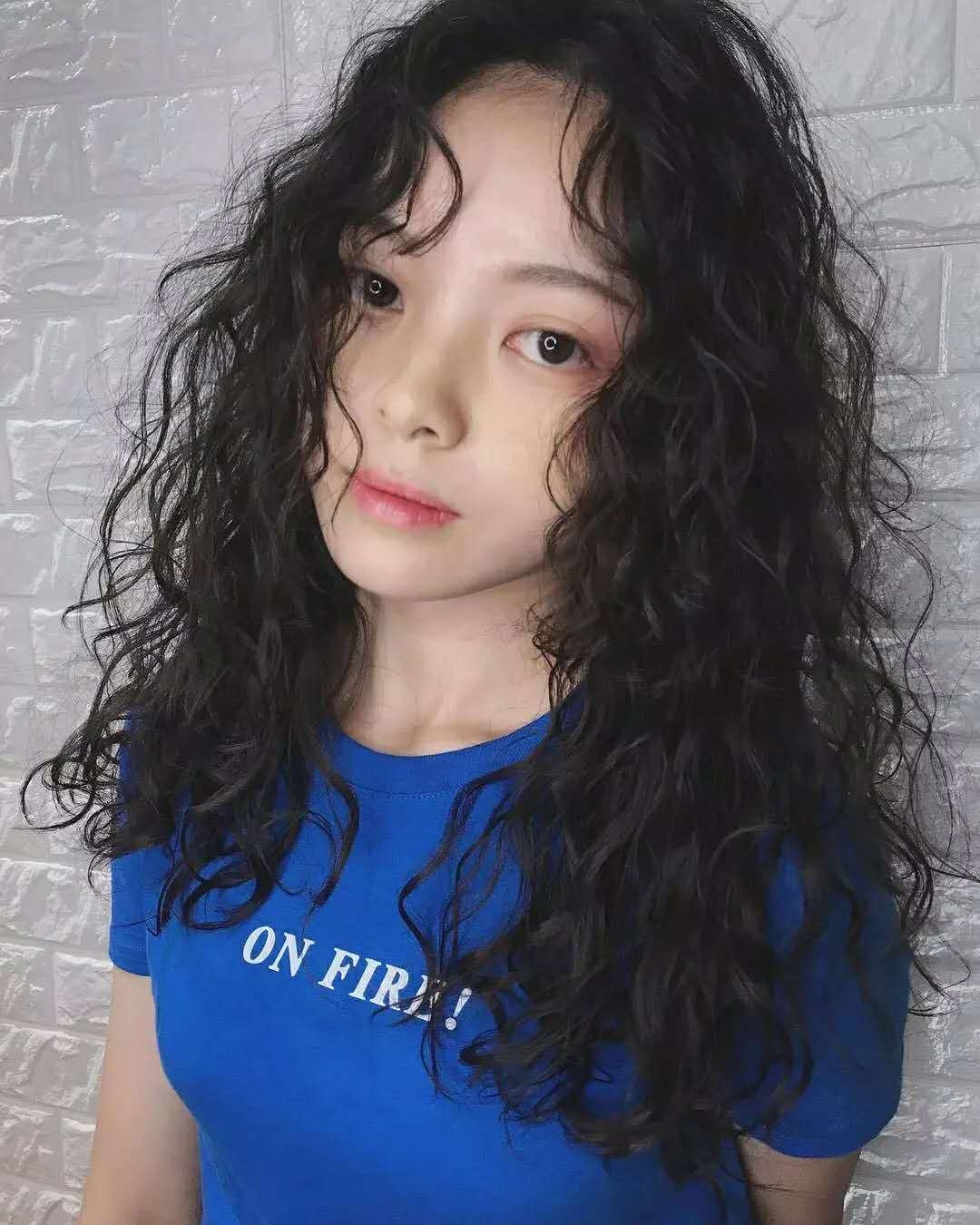 四个闺蜜烫了泡面头,两个洋气两个老气,什么人适合泡面头?