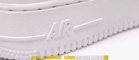 一脚踢开一个装着af1的箱子