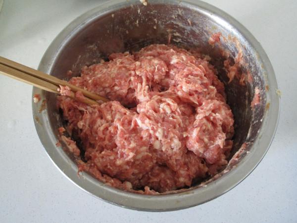 成品外皮金黄,里面包裹着鲜肉末,鲜香可口,营养丰富--鲜肉蛋笼