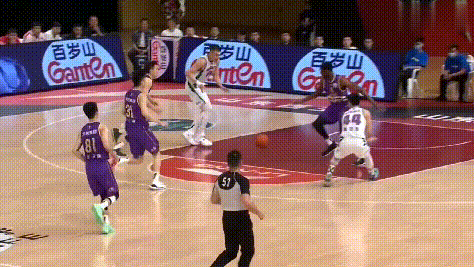 第三节还剩下31秒结束时,高诗岩组织进攻,哈德森绕掩护出来接球时