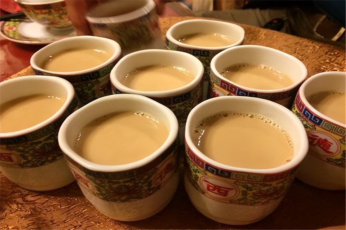 藏式的甜茶是接受度更高、口感更符合内地人的一种西藏茶饮，甜茶用的是