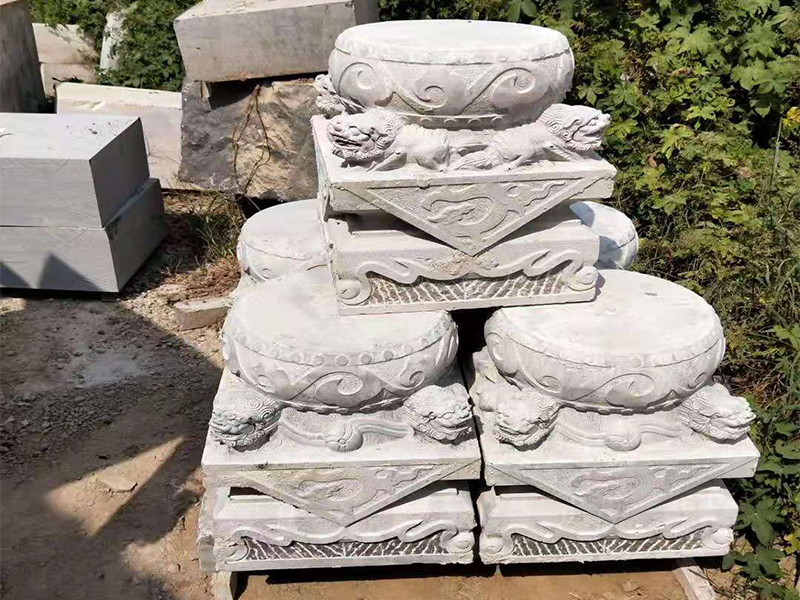 原来古代建筑的柱子都是木材的,石材柱墩起到防潮和稳定柱子的作用