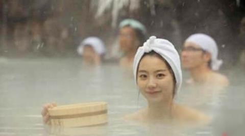 中国游客去日本体验"裸混浴",下水时发现一件事,太尴尬了!