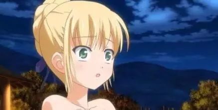 秋月爱莉是秋月孝三的继女,在一开始的时候,自然是对孝三不假辞色