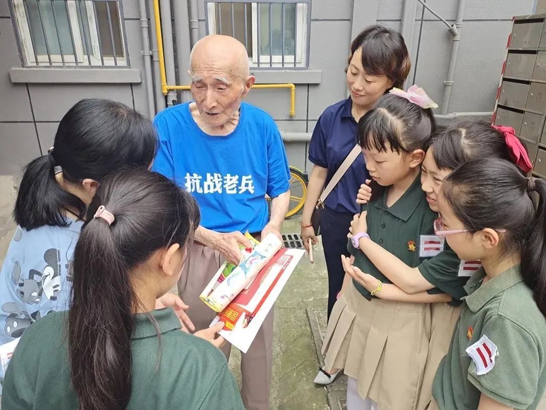 教育动态 南京市建康路小学师生慰问抗战老兵冯宗尧