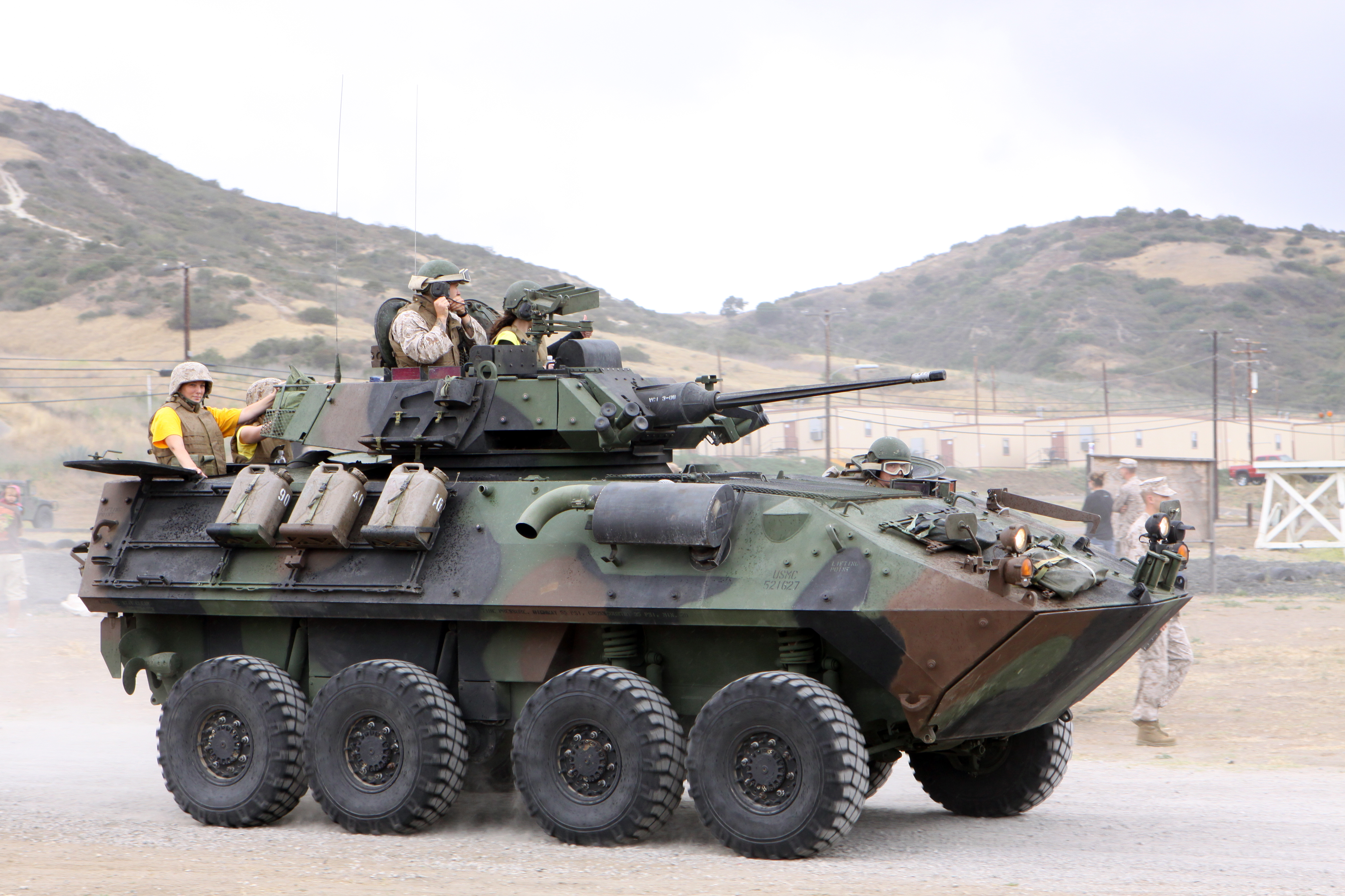 他们选择了通用汽车防御公司的轻型装甲车设计.