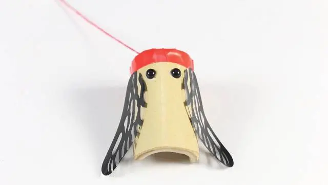 一圈-第三步-将红绳另一头打结系在木棒上用双面胶粘贴竹蝉的眼睛、翅膀-第四步-旋转竹筒，竹蝉开始发出