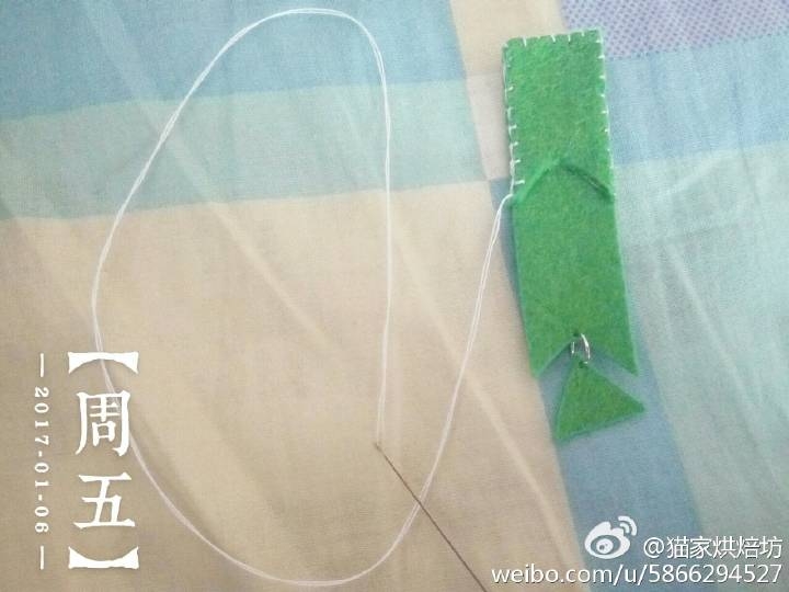 ②填绵花,继续缝合,穿环加一个小铃铛做出活动的鱼尾样 ③不织布剪出