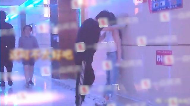 ktv壁咚嫩妹李湘老公王岳伦搂抱牵手白衣美女举止亲密显不雅